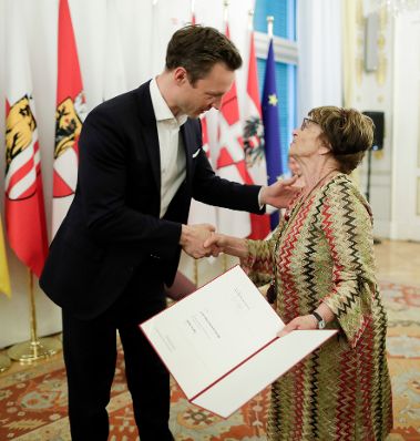 Am 14. Juni 2018 überreichte Bundesminister Gernot Blümel (l.) den Manès-Sperber-Preis an Ágnes Heller (r.).