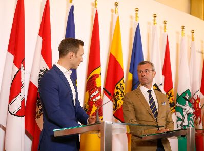 Bundesminister Gernot Blümel (l.) und Bundesminister Norbert Hofer (r.) beim Pressefoyer nach dem Ministerrat am 4. Juli 2018.