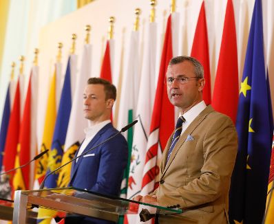 Bundesminister Gernot Blümel (l.) und Bundesminister Norbert Hofer (r.) beim Pressefoyer nach dem Ministerrat am 4. Juli 2018.