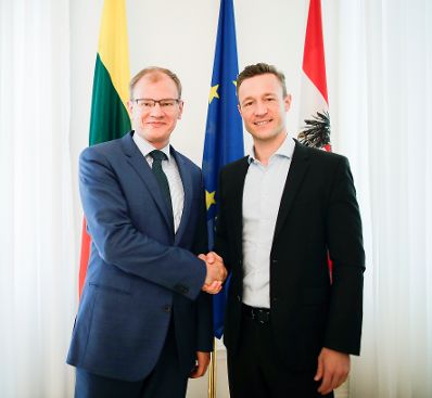 Am 10. Juli 2018 empfing Bundesminister Gernot Blümel (r.) den stellvertretenden litauischen Außenminister Albinas Zananavičius (l.) zu einem Gespräch.