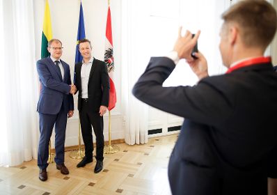 Am 10. Juli 2018 empfing Bundesminister Gernot Blümel (m.) den stellvertretenden litauischen Außenminister Albinas Zananavičius (l.) zu einem Gespräch.