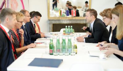 Am 10. Juli 2018 empfing Bundesminister Gernot Blümel (r.) den stellvertretenden litauischen Außenminister Albinas Zananavičius (l.) zu einem Gespräch.