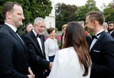 Am 26. Juli 2018 reiste Bundesminister Gernot Blümel (r.) anlässlich der Eröffnung der Salzburger Festspiele nach Salzburg. Im Bild mit Bundespräsident Alexander Van der Bellen (2.v.l.) beim Abendempfang.
