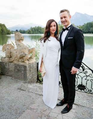 Am 26. Juli 2018 reiste Bundesminister Gernot Blümel (r.) anlässlich der Eröffnung der Salzburger Festspiele nach Salzburg. Im Bild mit Clivia Treidl (l.) beim Abendempfang.