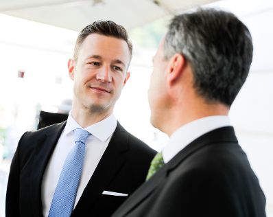 Am 27. Juli 2018 setzte Bundesminister Gernot Blümel (l.) seine Reise nach Salzburg anlässlich der Eröffnung der Salzburger Festspiele fort.