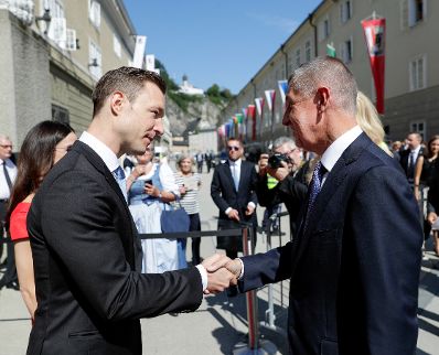 Am 27. Juli 2018 setzte Bundesminister Gernot Blümel (l.) seine Reise nach Salzburg anlässlich der Eröffnung der Salzburger Festspiele fort. Im Bild mit dem Ministerpräsidenten der Tschechischen Republik Andrej Babiš (r.).