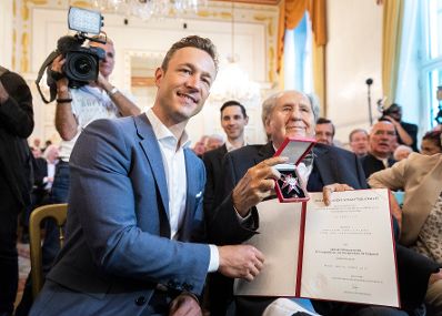 Am 10. September 2018 überreichte Bundesminister Gernot Blümel (l.) das Große Ehrenzeichen für Verdienste um die Republik Österreich an Karl Spiehs (r.).