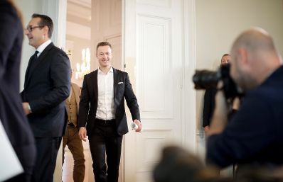 Am 24. September 2018 gab Bundesminister Gernot Blümel (r.) gemeinsam mit Vizekanzler Heinz-Christian Strache eine Pressekonferenz zum Fernseh-Exklusivrechtegesetz.