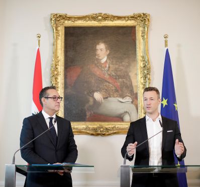 Am 24. September 2018 gab Bundesminister Gernot Blümel (r.) gemeinsam mit Vizekanzler Heinz-Christian Strache (l.) eine Pressekonferenz zum Fernseh-Exklusivrechtegesetz.