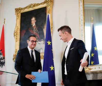 Am 24. September 2018 gab Bundesminister Gernot Blümel (r.) gemeinsam mit Vizekanzler Heinz-Christian Strache (l.) eine Pressekonferenz zum Fernseh-Exklusivrechtegesetz.