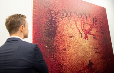 Am 26. September 2018 besuchte Bundesminister Gernot Blümel (l.) die viennacontemporary, Österreichs internationale Kunstmesse in der Marx Halle Wien.