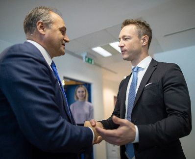 Am 27. September 2018 reiste Bundesminister Gernot Blümel (r.) in den Kosovo. Im Bild beim Treffen mit dem stellvertretenden Premierminister der Republik Kosovo Enver Hoxhaj (l.).