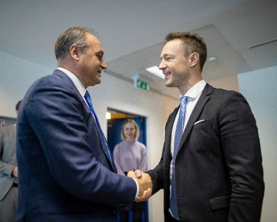 Am 27. September 2018 reiste Bundesminister Gernot Blümel (r.) in den Kosovo. Im Bild beim Treffen mit dem stellvertretenden Premierminister der Republik Kosovo Enver Hoxhaj (l.).