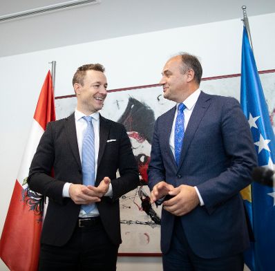Am 27. September 2018 reiste Bundesminister Gernot Blümel (l.) in den Kosovo. Im Bild beim Treffen mit dem stellvertretenden Premierminister der Republik Kosovo Enver Hoxhaj (r.).