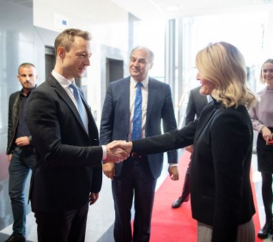 Am 27. September 2018 reiste Bundesminister Gernot Blümel (l.) in den Kosovo. Im Bild beim Treffen mit dem stellvertretenden Premierminister der Republik Kosovo Enver Hoxhaj (m.) und der EU-Ministerin Dhurata Hoxha (r.).