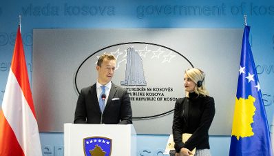 Am 27. September 2018 reiste Bundesminister Gernot Blümel (l.) in den Kosovo. Im Bild bei der Pressekonferenz mit der EU-Ministerin Dhurata Hoxha (r.).