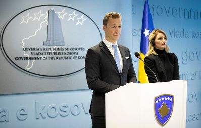 Am 27. September 2018 reiste Bundesminister Gernot Blümel (l.) in den Kosovo. Im Bild bei der Pressekonferenz mit der EU-Ministerin Dhurata Hoxha (r.).