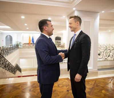 Am 27. September 2018 reiste Bundesminister Gernot Blümel (r.) nach Mazedonien. Im Bild beim Treffen mit dem Ministerpräsidenten von Mazedonien Zoran Zaev (l.).