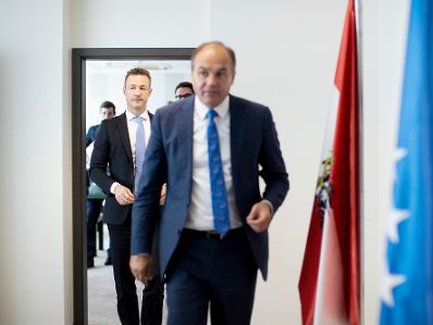 Am 27. September 2018 reiste Bundesminister Gernot Blümel (l.) in den Kosovo. Im Bild beim Treffen mit dem stellvertretenden Ministerpräsidenten der Republik Kosovo Enver Hoxhaj (r.).
