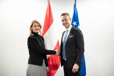 Am 27. September 2018 reiste Bundesminister Gernot Blümel (r.) in den Kosovo. Im Bild beim Treffen mit der EU-Ministerin Dhurata Hoxha (l.).