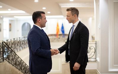 Am 27. September 2018 reiste Bundesminister Gernot Blümel (r.) nach Mazedonien. Im Bild beim Treffen mit dem Ministerpräsidenten von Mazedonien Zoran Zaev (l.).