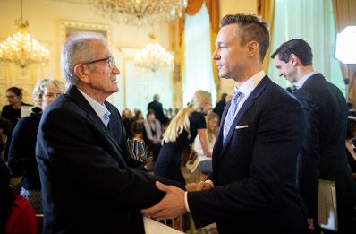 Am 1. Oktober 2018 verlieh Bundesminister Gernot Blümel (r.) den Großen Österreichischen Staatspreis 2018 an den Schriftsteller Florjan Lipus (l.).