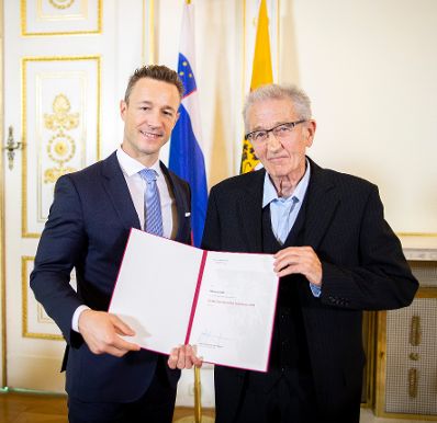 Am 1. Oktober 2018 verlieh Bundesminister Gernot Blümel (l.) den Großen Österreichischen Staatspreis 2018 an den Schriftsteller Florjan Lipus (r.).