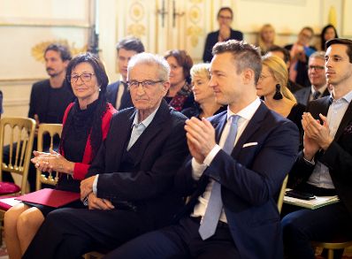 Am 1. Oktober 2018 verlieh Bundesminister Gernot Blümel (r.) den Großen Österreichischen Staatspreis 2018 an den Schriftsteller Florjan Lipus (m.).