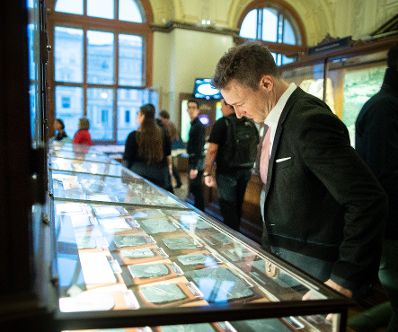 Am 6. Oktober 2018 besuchte Bundesminister Gernot Blümel (r.) das Naturhistorische Museum Wien anlässlich der "Langen Nacht der Museen".