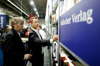 Am 10. Oktober 2018 reiste Bundesminister Gernot Blümel (r.) anlässlich der Eröffnung des österreichischen Gemeinschaftsstands auf der 70. Frankfurter Buchmesse nach Frankfurt.