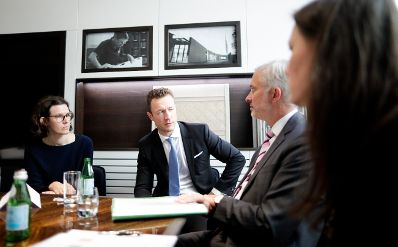 Am 11. Oktober 2018 reiste Bundesminister Gernot Blümel (2.v.l.) anlässlich eines Arbeitsbesuchs nach London. Im Bild beim Unternehmensbesuch der Designtischlerei Interior-ID.