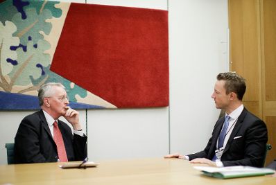 Am 11. Oktober 2018 reiste Bundesminister Gernot Blümel (r.) anlässlich eines Arbeitsbesuchs nach London. Im Bild mit Brexit-Ausschussvorsitzendem Hilary Benn (l.).
