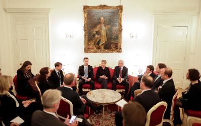 Am 11. Oktober 2018 reiste Bundesminister Gernot Blümel anlässlich eines Arbeitsbesuchs nach London. Im Bild im Austausch mit österreichischen Wissenschaftlerinnen und Wissenschaftlern sowie Auslandsösterreicherinnen und Auslandsösterreichern.