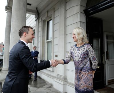 Am 12. Oktober 2018 reiste Bundesminister Gernot Blümel (l.) anlässlich eines Arbeitsbesuchs nach Dublin. Im Bild mit der Staatsministerin für Europäische Angelegenheiten Helen McEntee (r.).