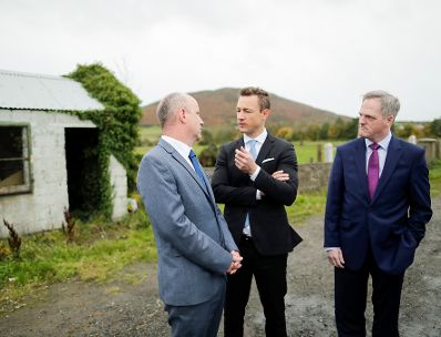 Am 12. Oktober 2018 reiste Bundesminister Gernot Blümel (m.) anlässlich eines Arbeitsbesuchs nach Dublin. Im Bild mit Staatsminister Jim Daly (l.) und Mediator Pat Hynes (r.) an der Nordgrenze Irlands.