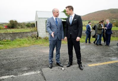 Am 12. Oktober 2018 reiste Bundesminister Gernot Blümel (r.) anlässlich eines Arbeitsbesuchs nach Dublin. Im Bild mit Staatsminister Jim Daly (l.) an der Nordgrenze Irlands.