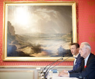 Am 18. Oktober 2018 fand ein Pressegespräch zur "Zukunft der Sammlung Essl" statt. Im Bild Bundesminister Gernot Blümel (l.) mit Karlheinz Essl senior (r.).