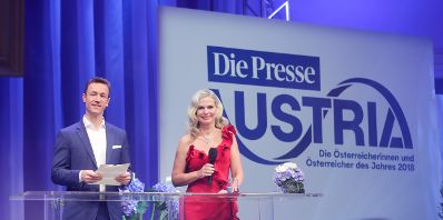 Am 23. Oktober 2018 nahm Bundesminister Gernot Blümel (l.) an der Austria'18-Gala teil. Im Bild mit Moderatorin Claudia Reiterer (r.).