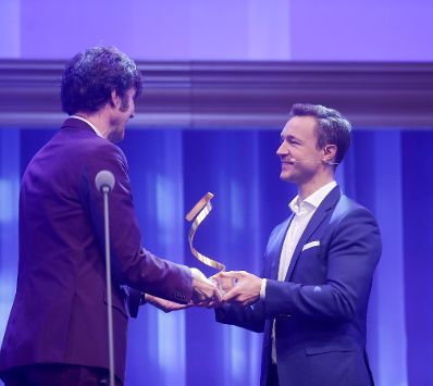 Am 23. Oktober 2018 nahm Bundesminister Gernot Blümel (r.) an der Austria'18-Gala teil. Im Bild mit dem Gewinner in der Kategorie "Erfolg International" Stefan Sagmeister (l.).