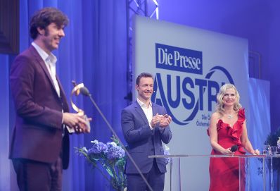 Am 23. Oktober 2018 nahm Bundesminister Gernot Blümel (m.) an der Austria'18-Gala teil. Im Bild mit Moderatorin Claudia Reiterer (r.) und dem Gewinner in der Kategorie "Erfolg International" Stefan Sagmeister (l.).