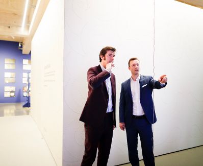 Am 23. Oktober 2018 nahm Bundesminister Gernot Blümel (r.) an der Ausstellungseröffnung "SAGMEISTER & WALSH: Beauty" im Museum für angewandte Kunst teil. Im Bild mit Grafikdesigner Stefan Sagmeister (l.).