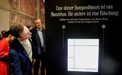 Am 23. Oktober 2018 nahm Bundesminister Gernot Blümel (l.) an der Ausstellungseröffnung "SAGMEISTER & WALSH: Beauty" im Museum für angewandte Kunst teil.