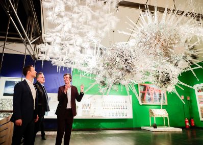 Am 23. Oktober 2018 nahm Bundesminister Gernot Blümel (l.) an der Ausstellungseröffnung "SAGMEISTER & WALSH: Beauty" im Museum für angewandte Kunst teil. Im Bild mit Grafikdesigner Stefan Sagmeister (r.).