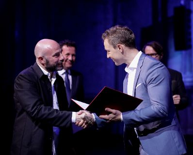 Am 5. November 2018 verlieh Bundesminister Gernot Blümel (r.) den "Österreichischen Buchpreis 2018" an Daniel Wisser (l.).