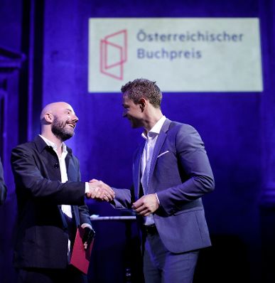 Am 5. November 2018 verlieh Bundesminister Gernot Blümel (r.) den "Österreichischen Buchpreis 2018" an Daniel Wisser (l.).