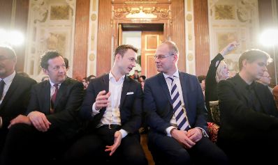 Am 6. November 2018 überreichte Bundesminister Gernot Blümel (m.l.) gemeinsam mit EU-Kommissar Tibor Navracsics (m.r.) die Europäischen Literaturpreise 2018. Im Bild mit dem Verleger Benedikt Föger (l.).