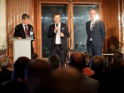 Am 6. November 2018 überreichte Bundesminister Gernot Blümel (m.) gemeinsam mit EU-Kommissar Tibor Navracsics (r.) die Europäischen Literaturpreise 2018. Im Bild Moderator Michael Freund (l.).