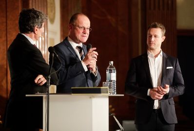 Am 6. November 2018 überreichte Bundesminister Gernot Blümel (r.) gemeinsam mit EU-Kommissar Tibor Navracsics (m.) die Europäischen Literaturpreise 2018. Im Bild Moderator Michael Freund (l.).