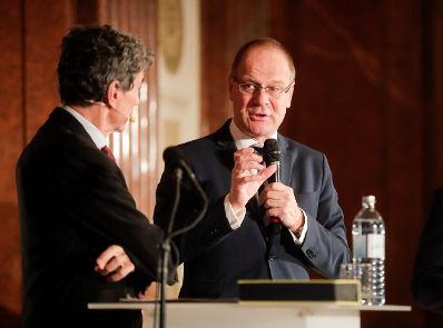 Am 6. November 2018 überreichte Bundesminister Gernot Blümel gemeinsam mit EU-Kommissar Tibor Navracsics (r.) die Europäischen Literaturpreise 2018. Im Bild Moderator Michael Freund (l.).