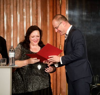 Am 6. November 2018 überreichte Bundesminister Gernot Blümel gemeinsam mit EU-Kommissar Tibor Navracsics (r.) die Europäischen Literaturpreise 2018. Im Bild mit der Preisträgerin Jelena Lengold (l.).